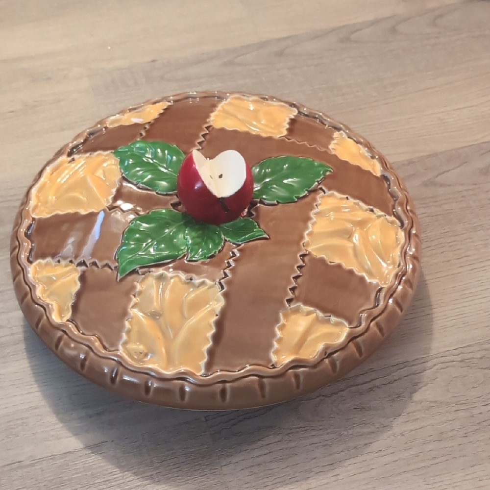 Decorative Pie Plate with Apple and Leaf Design